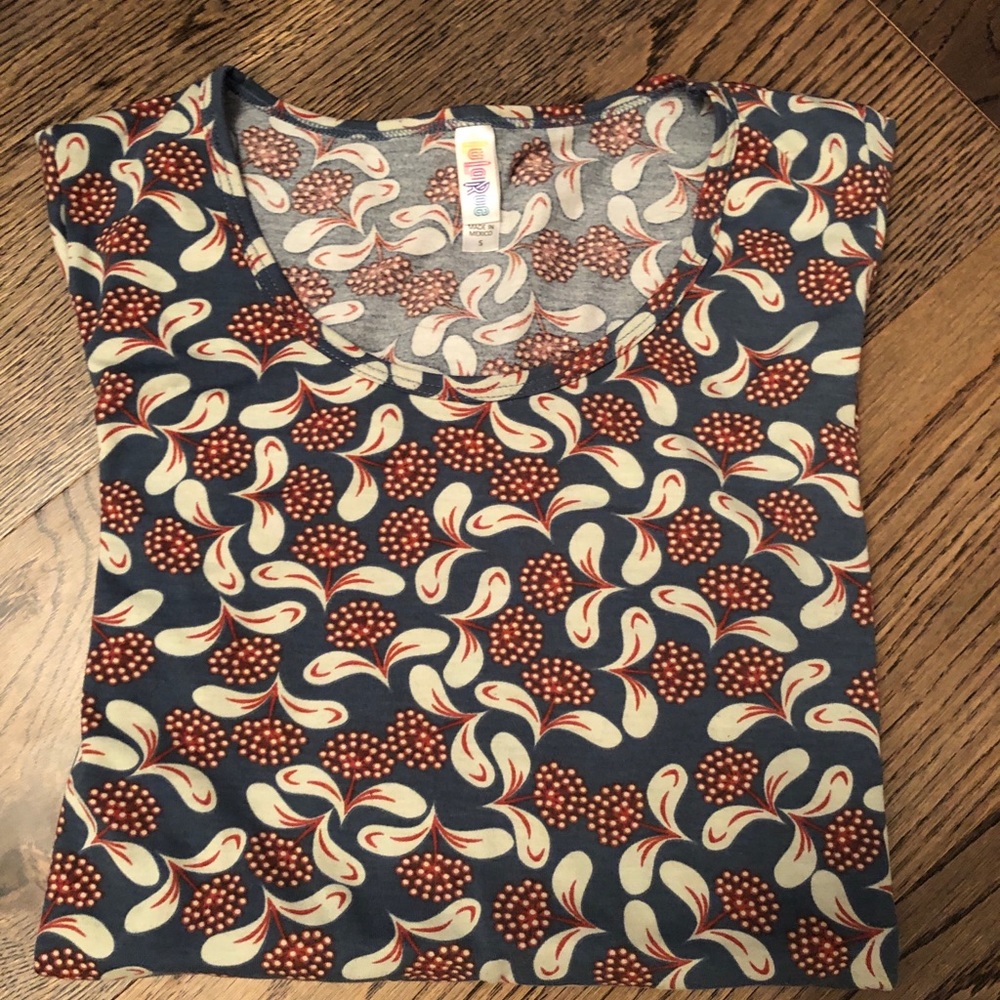 Great LulaRoe swing-style shirt. Never worn.
